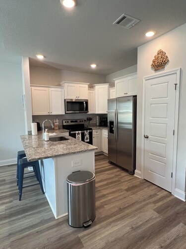 Charming 3-bedroom townhome in Gulfport, central location, WiFi, in home laundry