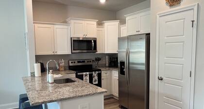 Charming 3-bedroom townhome in Gulfport, central location, WiFi, in home laundry