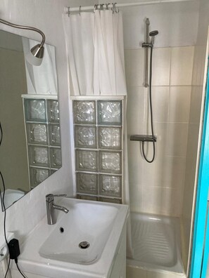 Douche, séchoir à cheveux, serviettes fournies, papier de toilette