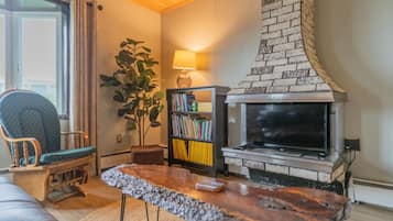 Smart TV, fireplace