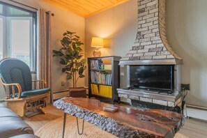 Smart TV y chimenea 