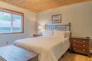 4 bedrooms, iron/ironing board, travel cot, free WiFi - The Hometown Family Inn (Fairbanks)