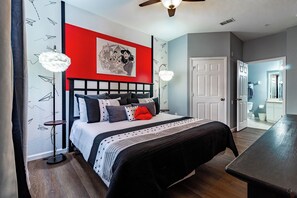 3 habitaciones, escritorio y tabla de planchar con plancha 