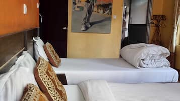 Escritorio y espacio para trabajar con laptop