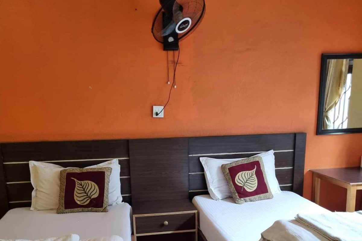 Double or Twin Room | Desk, laptop workspace, soundproofing, iron/ironing board