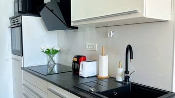 Réfrigérateur, micro-ondes, four, plaque de cuisson