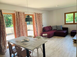 Căn hộ tiện nghi đơn giản, 2 phòng ngủ | Khu phòng khách | TV màn hình phẳng 31-cm có truyền hình vệ tinh, TV 