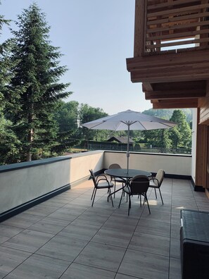 Căn hộ tiện nghi đơn giản, 2 phòng ngủ | Hiên