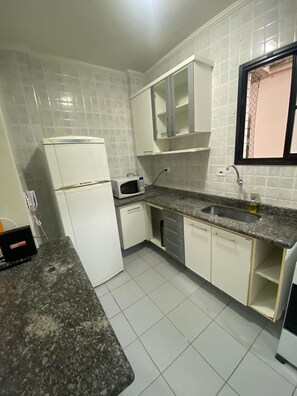 Fridge, microwave, oven, coffee/tea maker - Foot on the sand beach of Guilhermina III (Praia Grande)