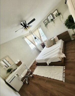 2 Schlafzimmer, Schreibtisch, Bügeleisen/Bügelbrett, Reisekinderbett