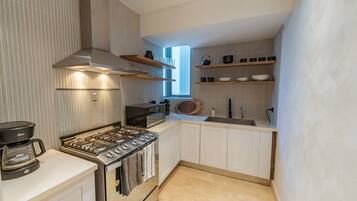 Lemari es, microwave, oven, dan kompor