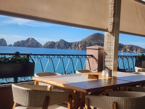 تناول الطعام بالخارج