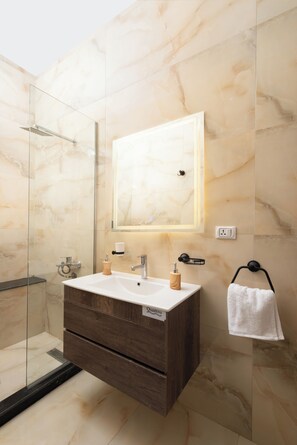 Comfort-Apartment, Stadtblick | Badezimmer