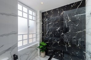 Apartamento Confort, balcón, vistas a la ciudad | Baño | Ducha, secador de pelo, toallas y jabón