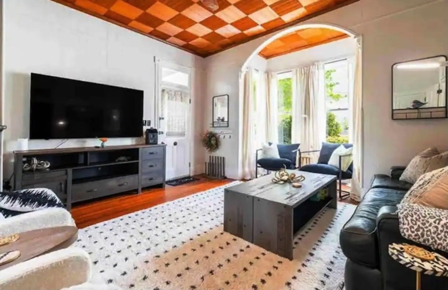 Smart TV, libros y oficina 