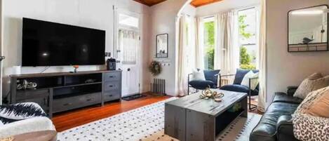 Smart-TV, bøker og kontorer