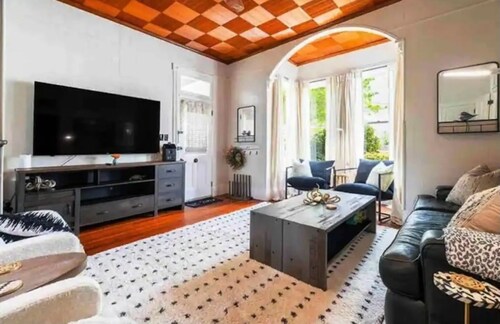 Happy Victorian charming 4-bedroom house in historic DeFuniak Springs