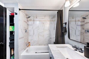 SĂšche-cheveux, serviettes fournies