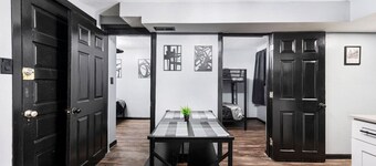 10 Minutes to Downtown Chicago - Sleeps 12 - King Beds - Games and Arcades