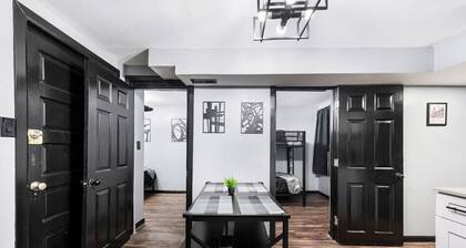 10 Minutes to Downtown Chicago - Sleeps 12 - King Beds - Games and Arcades