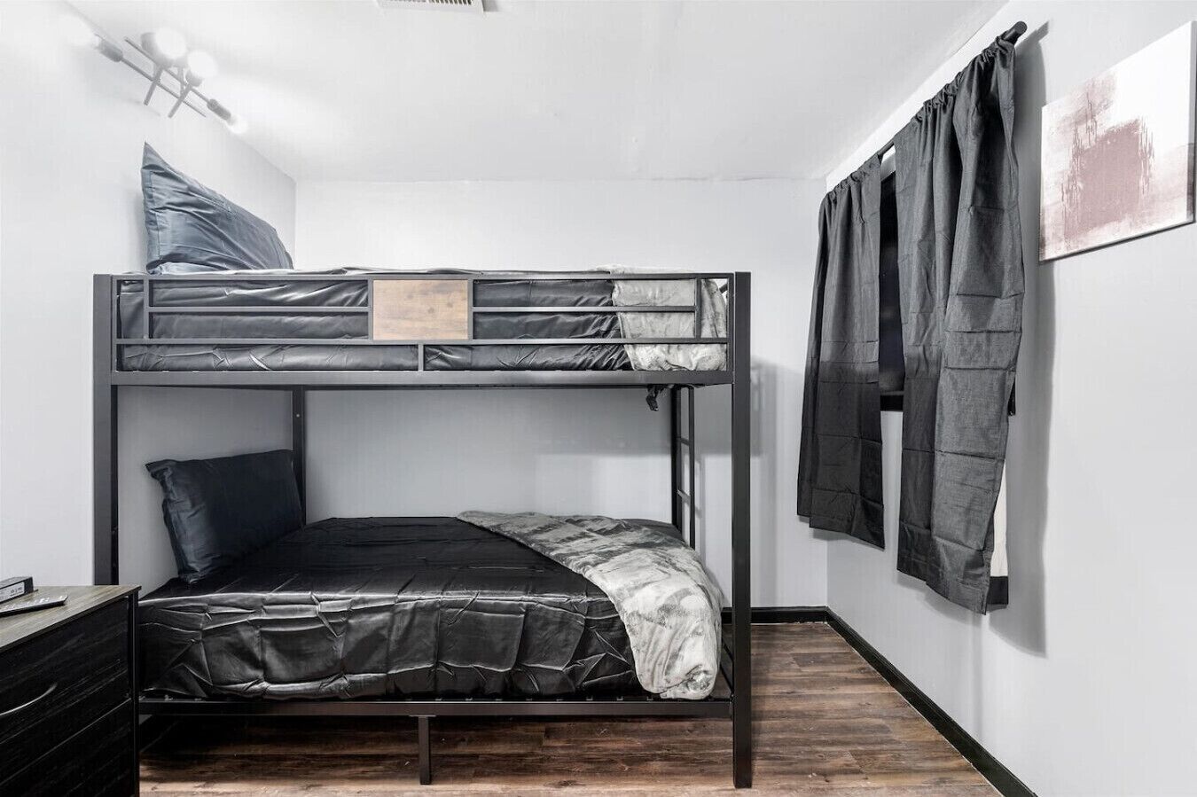 4 bedrooms, desk, iron/ironing board, travel crib