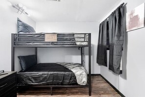 4 chambres, bureau, fer et planche Ă repasser, lit parapluie