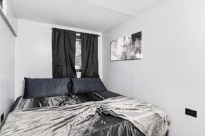 4 habitaciones, escritorio y tabla de planchar con plancha 