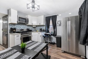 ثلاجة، ميكروويف، فرن، موقد طهي مسطح