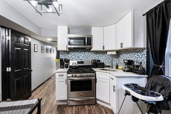 Réfrigérateur, four à micro-ondes, un four, surface de cuisson