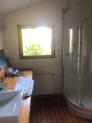 Dusche, Haartrockner, Handtücher, Seife