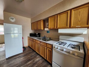 Private kitchen - Cedar Cove Cabin 3 (Butternut)