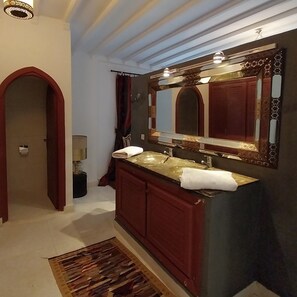 Deluxe Double or Twin Room, Non Smoking, Private Bathroom | Bathroom | Shower, hair dryer, towels, soap - Dar Ettaki Workation Guest House (El Jadida)
