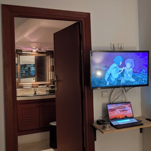 Chambre Standard double ou avec lits jumeaux, 1 lit double, fumeur, salle de bain privée | Coffre-fort, bureau, espace de travail pour ordinateurs portables