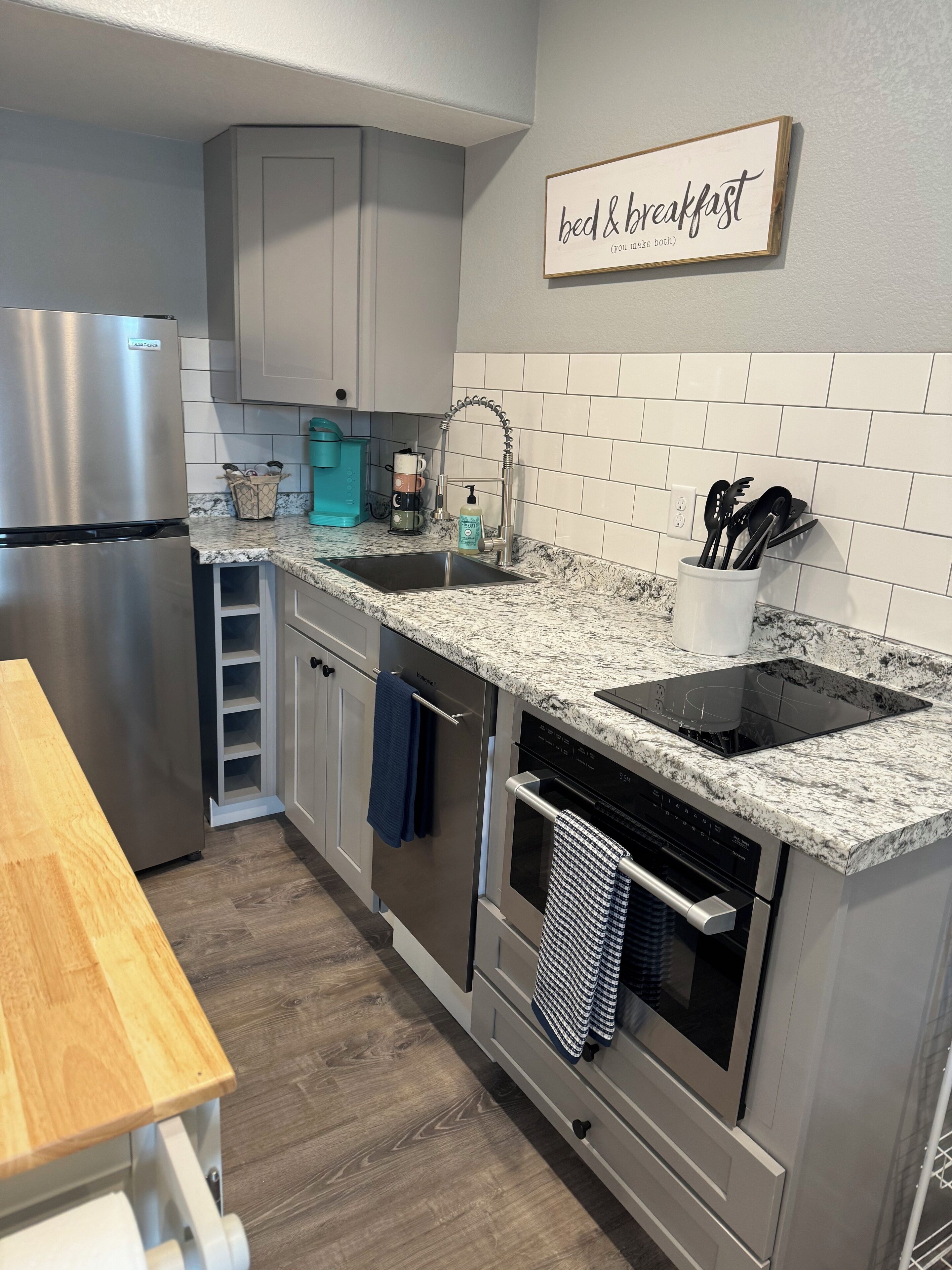 Microondas, horno, parrilla de estufa y lavavajillas 