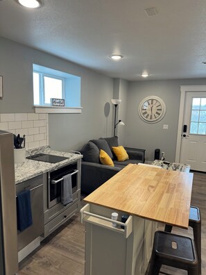 Mikrobølgeovn, ovn, kokeplater og oppvaskmaskin