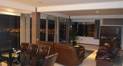 Best View in the City. Lovely 2-bedroom apartment with WiFi in Cochabamba