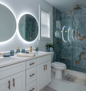 Douche, séchoir à cheveux, serviettes fournies, savon