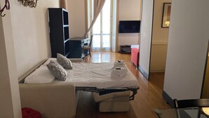 A hotel room with a bed, a wardrobe, a desk, and a chair. - Aure (Verona)