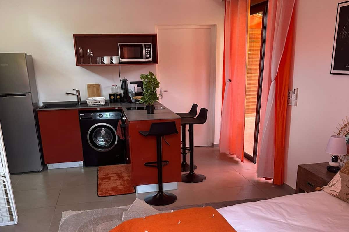 1 chambre, literie de qualité, lit avec matelas en mousse à mémoire