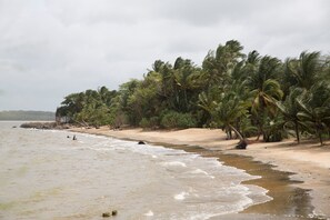 Di pantai dan pasir putih