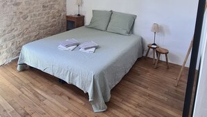 Unclassified image, 2 of 17, button - La Petite Maison 1766 (Castelnau-Valence)