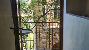 Unclassified image, 3 of 17, button - La Petite Maison 1766 (Castelnau-Valence)