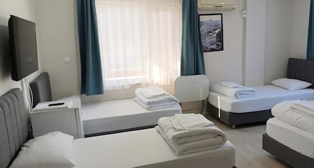 Family Quadruple Room | Desk, free WiFi