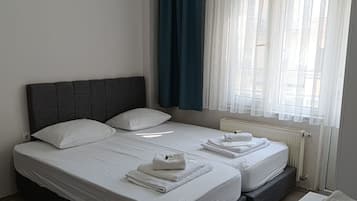 Family Room | Desk, free WiFi