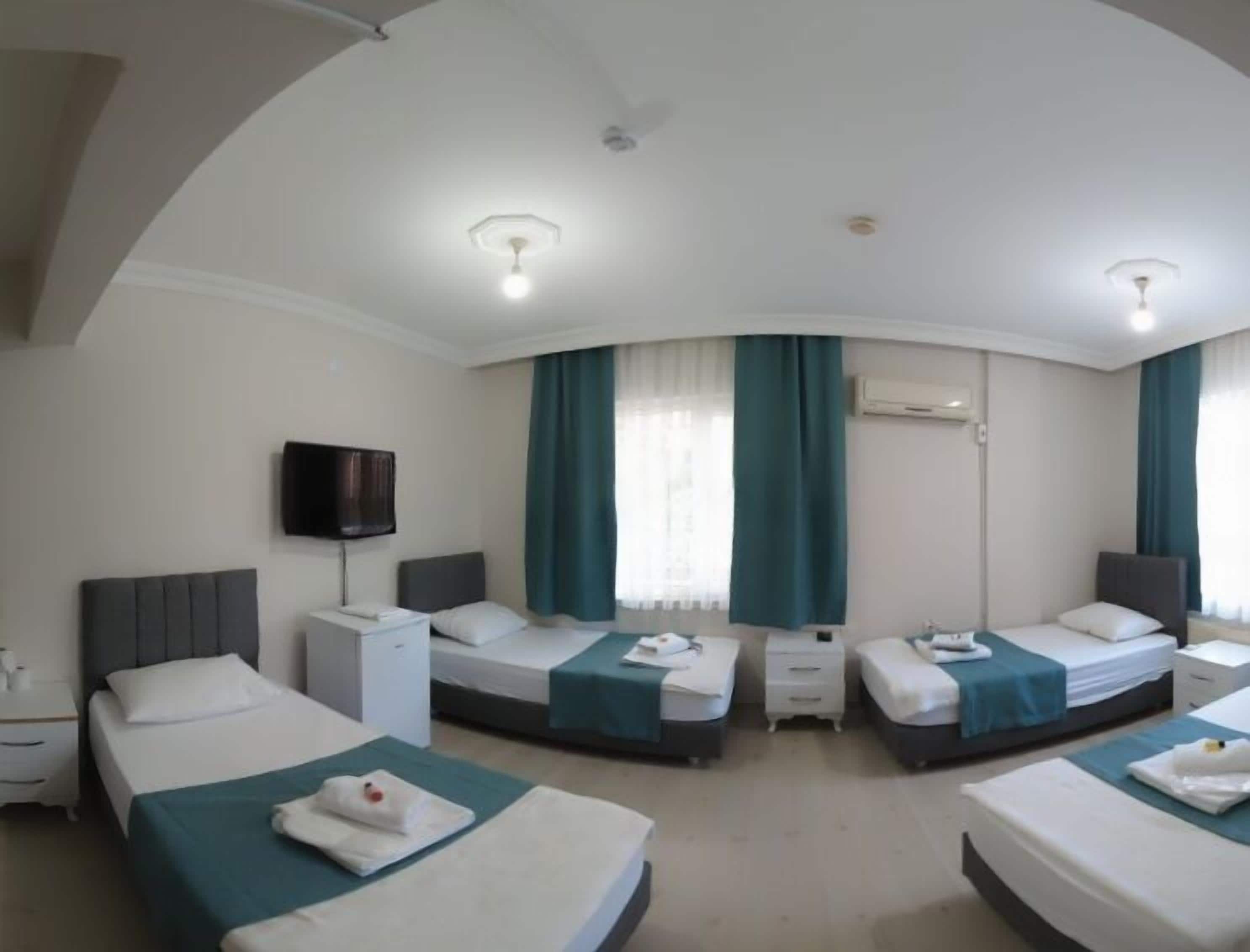 Quarto quádruplo família | Escrivaninha, Wi-Fi de cortesia