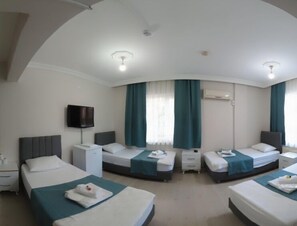 Habitación cuádruple familiar | Escritorio y wifi gratis 