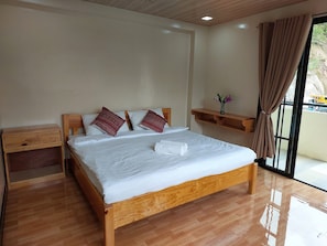 Escritorio, espacio para trabajar con laptop y wifi gratis