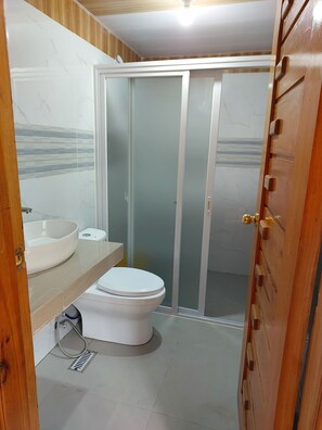 ห้องเอ็กเซกคิวทีฟ, ปลอดบุหรี่, ห้องน้ำส่วนตัว | ห้องน้ำ | ฝักบัว, ของใช้ในห้องน้ำฟรี, ผ้าเช็ดตัว, สบู่