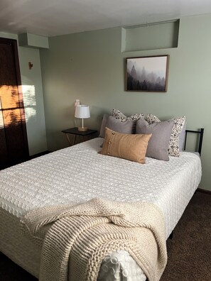 1 Schlafzimmer, Schreibtisch, Bügeleisen/Bügelbrett, Reisekinderbett