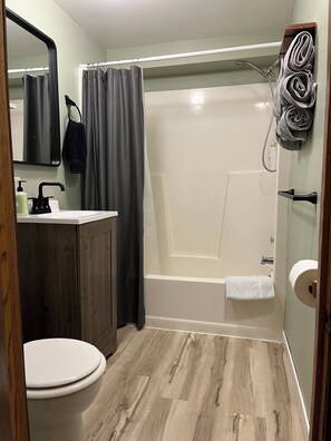 Haartrockner, Handtücher, Seife, Shampoo